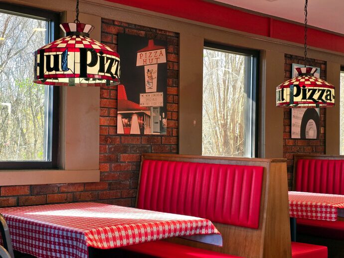 What do you think about some Pizza Hut locations bringing back the old aesthetic?