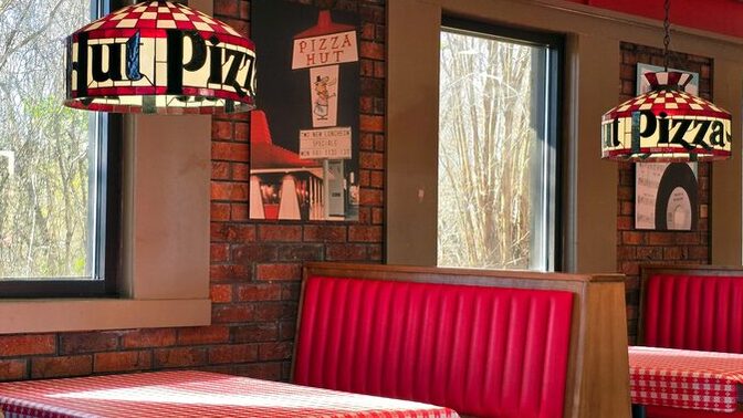 What do you think about some Pizza Hut locations bringing back the old aesthetic?