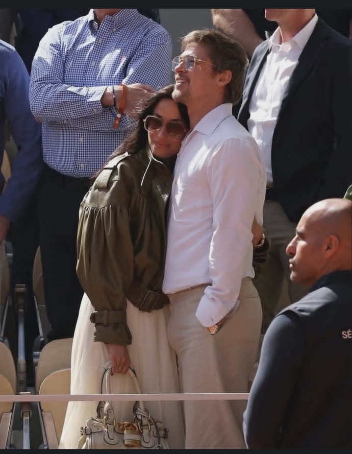 Which couple’s body language looks more natural, Brad Pitt’s or Chris Pine’s?