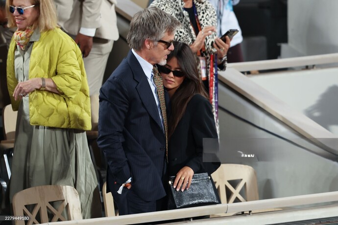 Which couple’s body language looks more natural, Brad Pitt’s or Chris Pine’s?