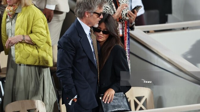 Which couple’s body language looks more natural, Brad Pitt’s or Chris Pine’s?
