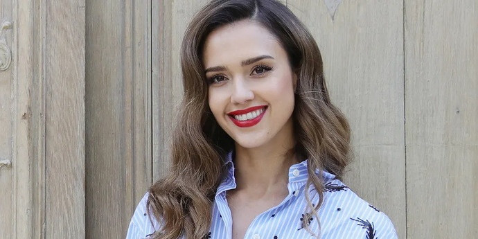 Is actress Jessica Alba or Alyssa Milano more attractive?