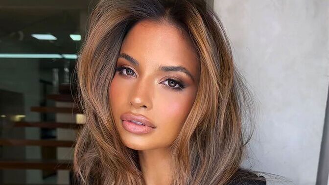 What hair colors look best on brown skin tones for women?