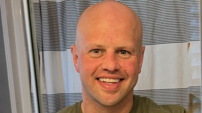Are my looks why I can’t get or keep a pretty woman, and which photo works best?