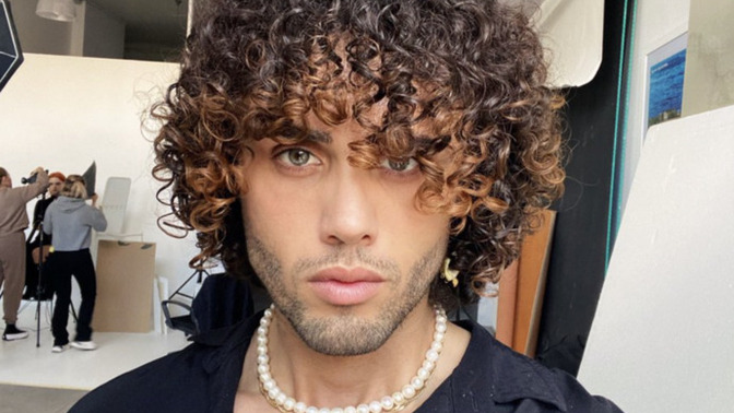 What haircut suits long, thick curly hair and a round face best?