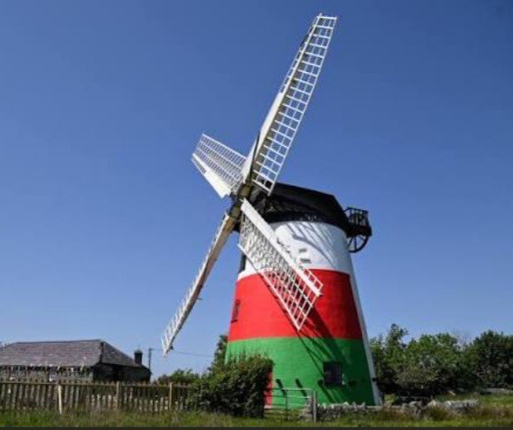 Should the windmill be left colourful?