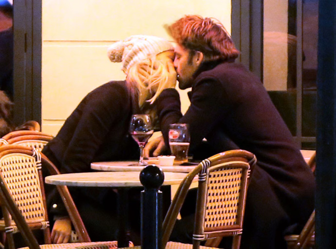 Can candid body language in photos really reveal who someone loves most?