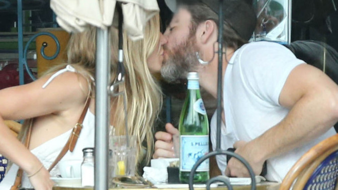 Can candid body language in photos really reveal who someone loves most?