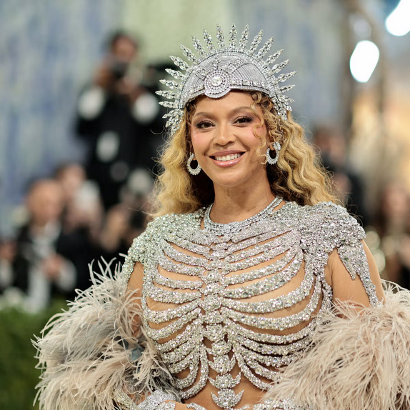 What historic artifact does Beyoncé’s headpiece resemble most?