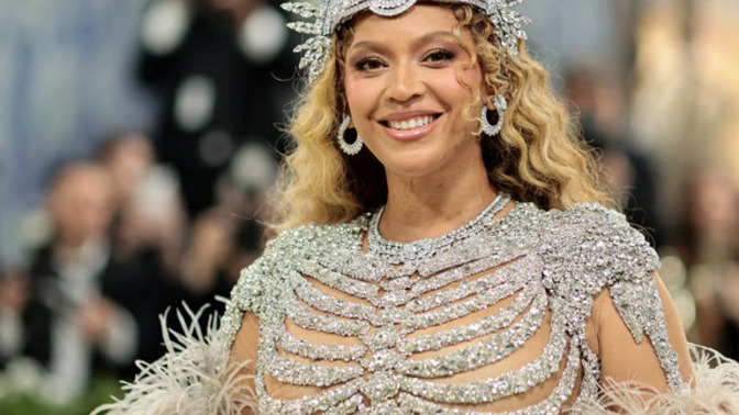 What historic artifact does Beyoncé’s headpiece resemble most?