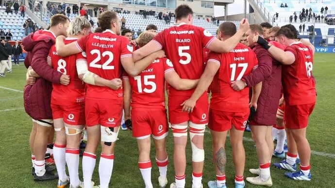 In a group hug is it ok to put your hand on someones bottom?