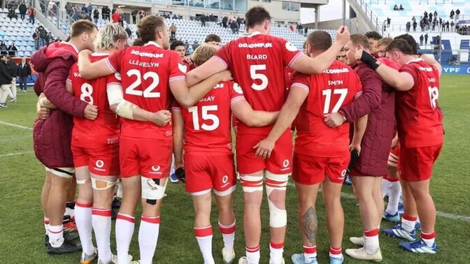 In a group hug is it ok to put your hand on someone's bottom?