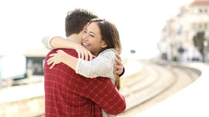 Meeting my online boyfriend for the first time—should I hug him?