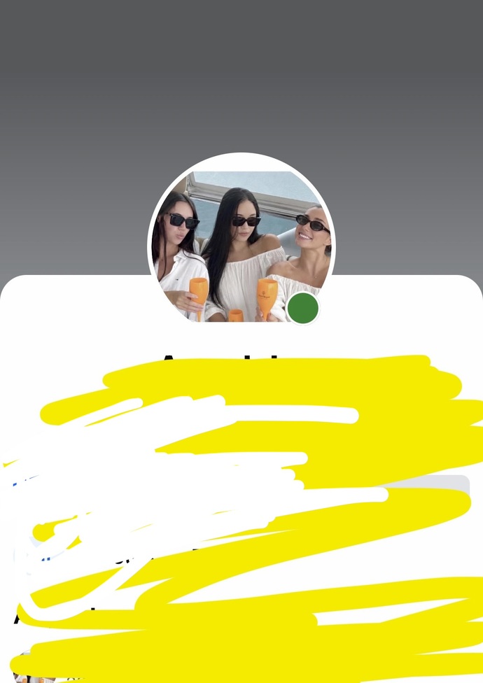 Is my girlfriend’s profile pic with her best friend a red flag or am I overthinking?