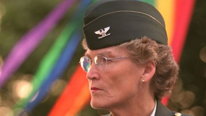 How do female and homosexual soldiers perform on the battlefield?