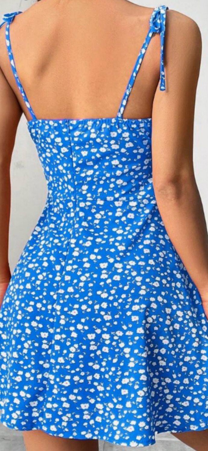 What should I wear to a spring TAFE graduation party?
