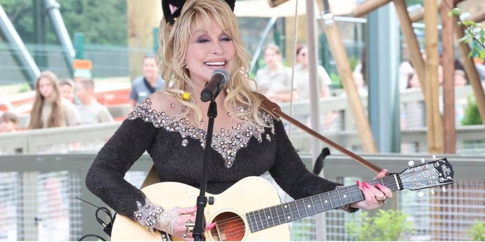 Dolly Parton performing at Dollywood