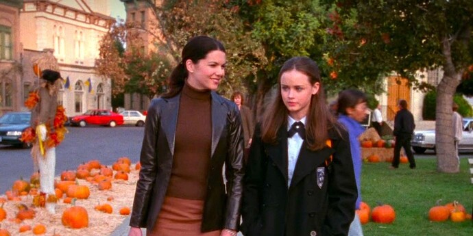 I need some fall faves 🍁🎃: Whats your go-to fall movies, series or shows?