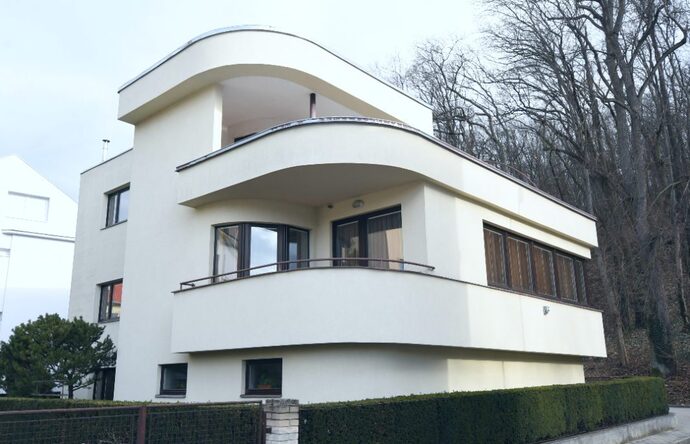 Do you like weird, unusual, or different house designs? What’s your favorite type of house design?