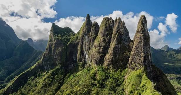 Tahitis Mountains
