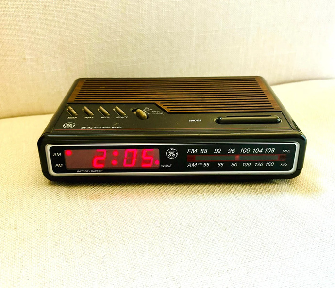 General Electric Digital AM/FM Clock Radio (1970s)