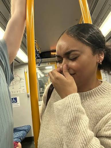 If a woman has body odor or smelly armpits, should she shave her armpit hair or stand on the bus? Can men get away with it more than women?