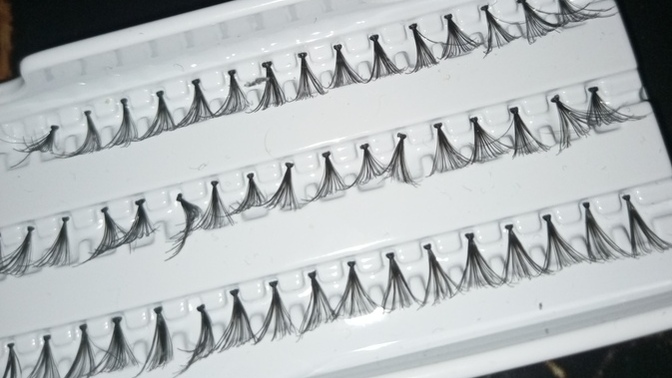 How tf do u put these lashes on 😭😭😭😭 i've been struggling with this shit?