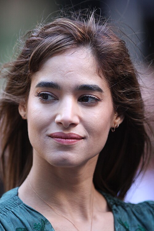 Is Sofia Boutella or Courteney Cox beautiful?