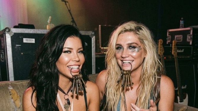 I'm hanging out with KEY$HA backstage. Have YOU ever been backstage at a show?
