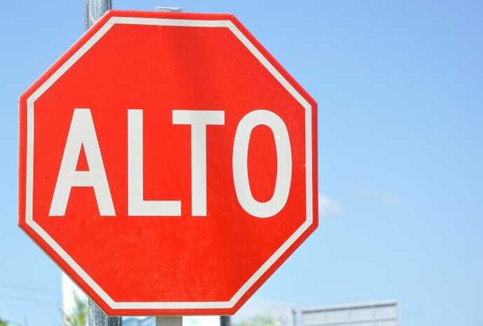 Should driving in the US require conversational English skills?
