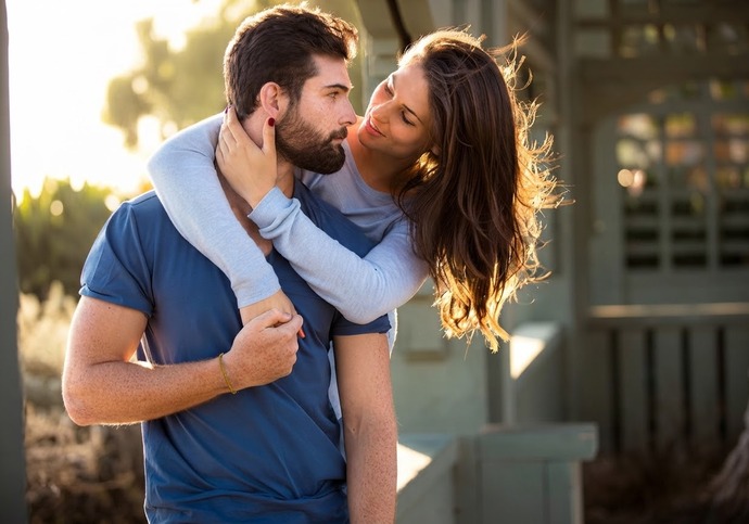 Do men use different approaches to pursue a woman and keep her interested? If so, what influences their approach?