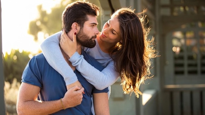 Do men use different approaches to pursue a woman and keep her interested? If so, what influences their approach?