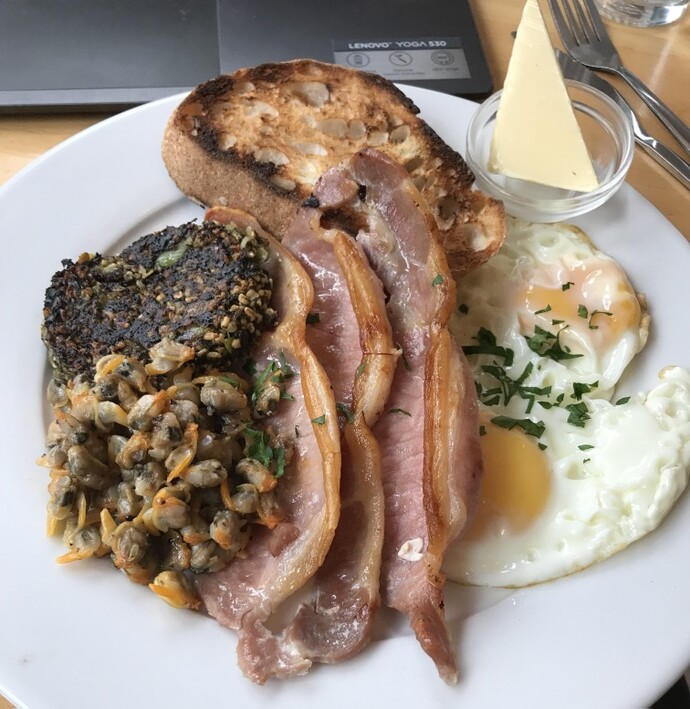 Should food on a plate touch?