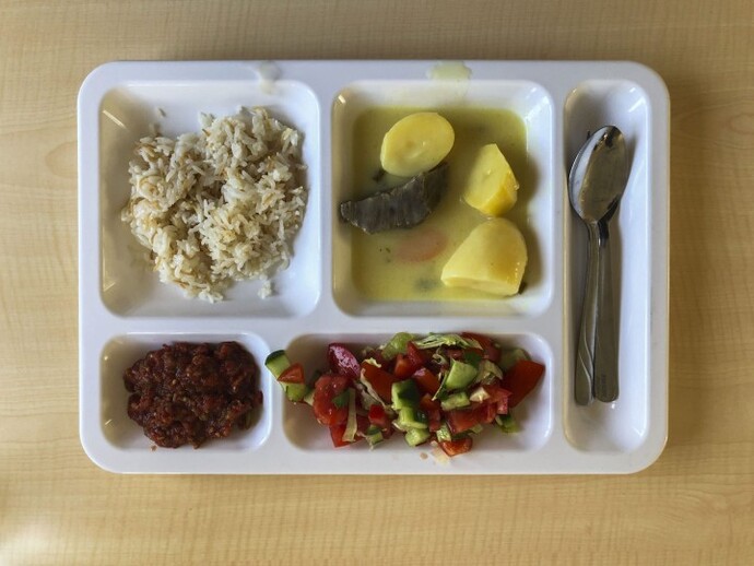 Should food on a plate touch?