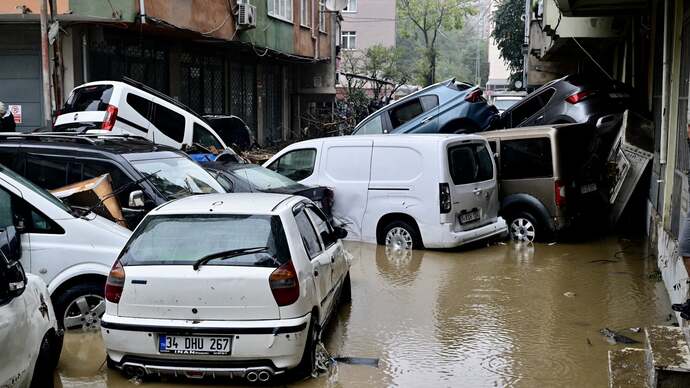 Is Istanbul flooded, and how can you escape a car caught in floodwater?