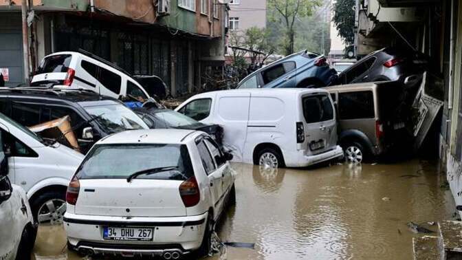 Is Istanbul flooded, and how can you escape a car caught in floodwater?