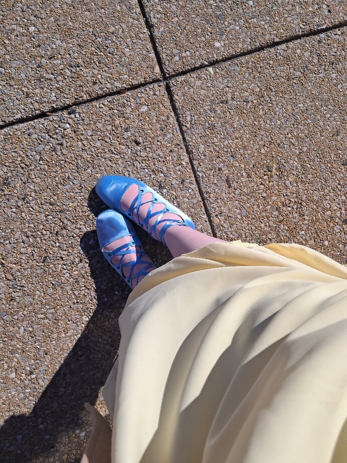 Do bright colors make people more likely to compliment you?