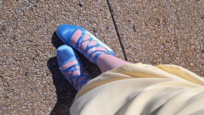 Do bright colors make people more likely to compliment you?