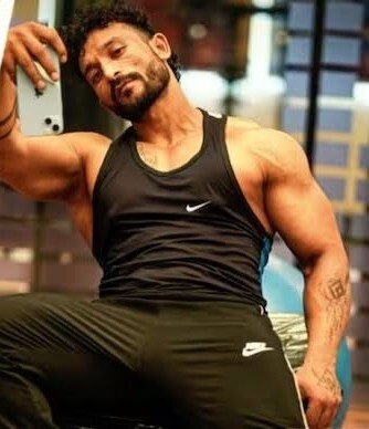 Girls, which do you find more attractive, twinks or burly men?